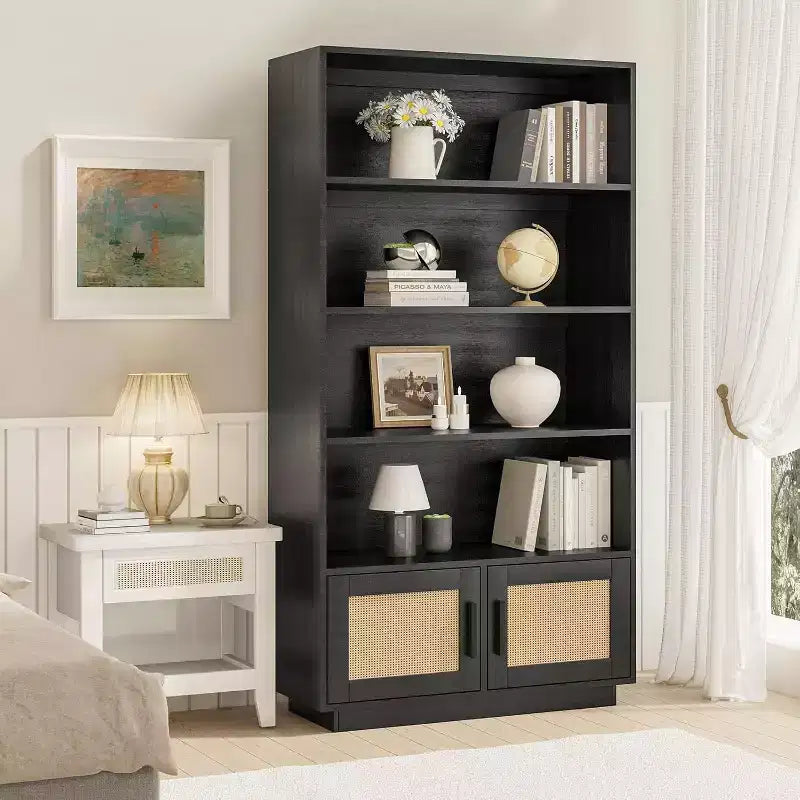 Estantería Boho de 5 Niveles Beige/Negra con Puertas de Ratán – Salón y Dormitorio