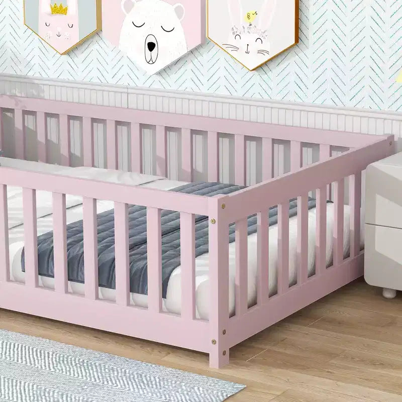 Cama individual de plataforma baja rosa con barandillas