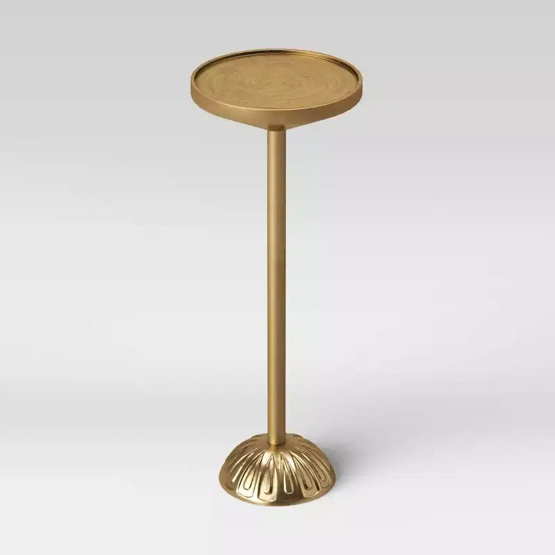 Mesa auxiliar redonda de metal dorado con detalles – 1 persona