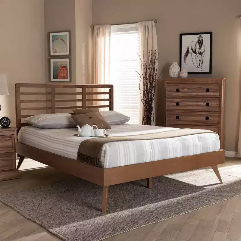Cama de plataforma de madera con acabado de nogal - Queen / King